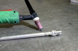 Zavarjen končni spoj avtomobilske klimatske cevi