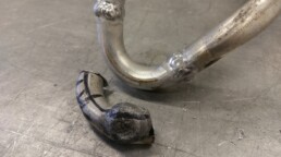 Spodnja cev delo drugega varilca v primerjavi z našo cevjo